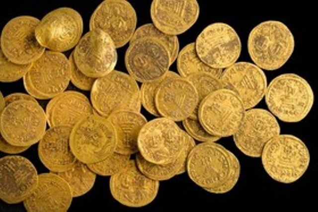 کشف سکه های طلا و مس ٢ هزار ساله در آذربایجان غربی