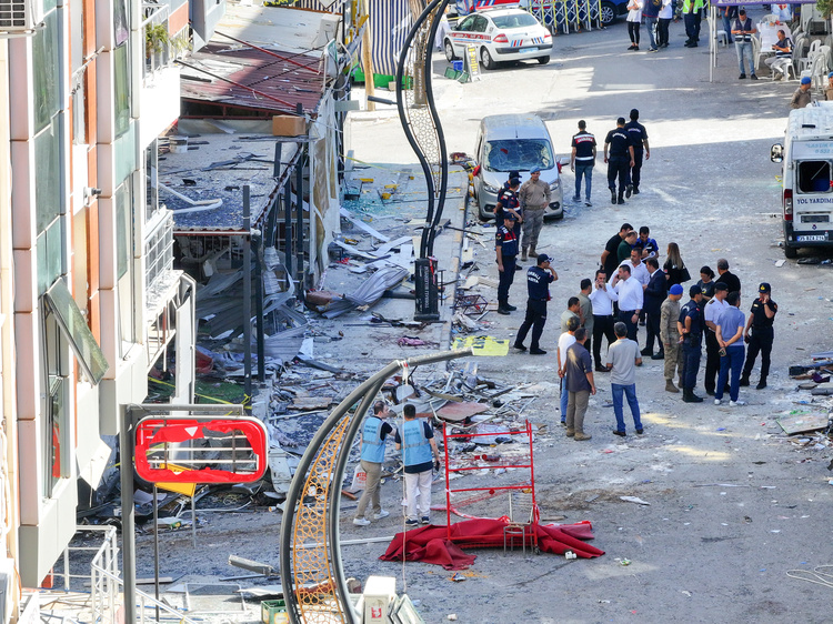 5 کشته در انفجار یک ساختمان در ازمیر + فیلم و تصاویر