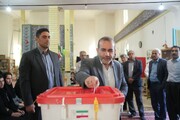 استاندار کرمانشاه رای خود را در شهر کوزران به صندوق انداخت