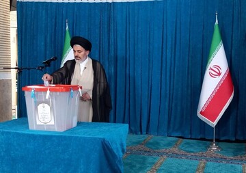 امام جمعه ارومیه رای خود را به صندوق انداخت