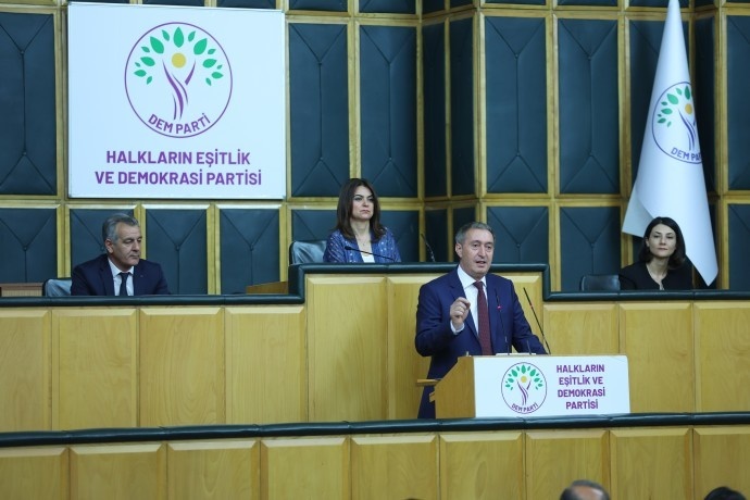 رئیس مشترک دم پارتی حزب حاکم ترکیه را به انتخابات زودهنگام فراخواند