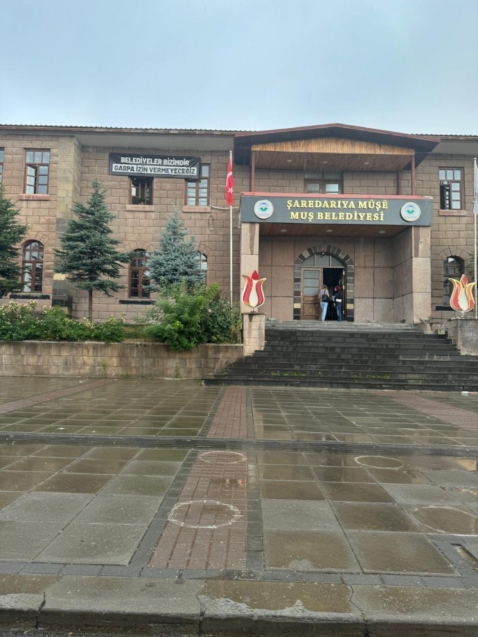 نصب تابلوی زبان کُردی بر سر در شهرداری موش