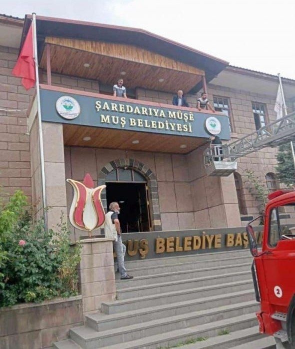 نصب تابلوی زبان کُردی بر سر در شهرداری موش