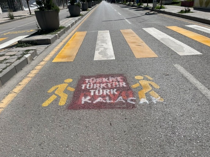 آنها نوشته های راهنمایی کردی خیابان را رنگ کرده و روی آن نوشتند: ترکیه ترک است