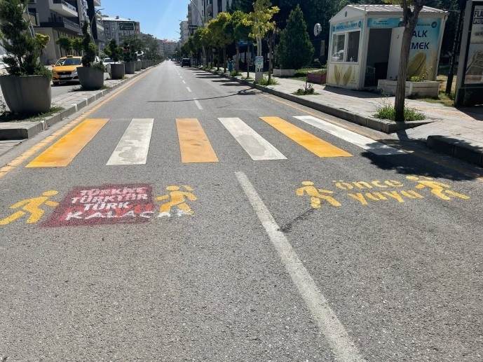 آنها نوشته های راهنمایی کردی خیابان را رنگ کرده و روی آن نوشتند: ترکیه ترک است