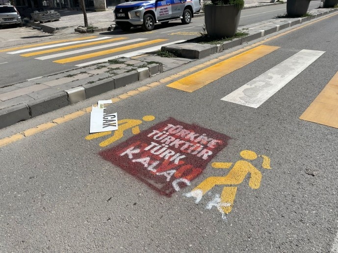 آنها نوشته های راهنمایی کردی خیابان را رنگ کرده و روی آن نوشتند: ترکیه ترک است