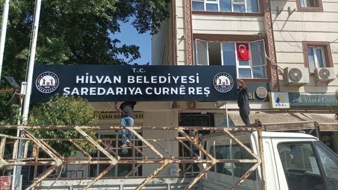 آنها نوشته های راهنمایی کردی خیابان را رنگ کرده و روی آن نوشتند: ترکیه ترک است