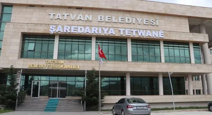 آنها نوشته های راهنمایی کردی خیابان را رنگ کرده و روی آن نوشتند: ترکیه ترک است