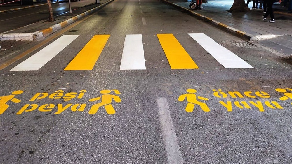 آنها نوشته های راهنمایی کردی خیابان را رنگ کرده و روی آن نوشتند: ترکیه ترک است