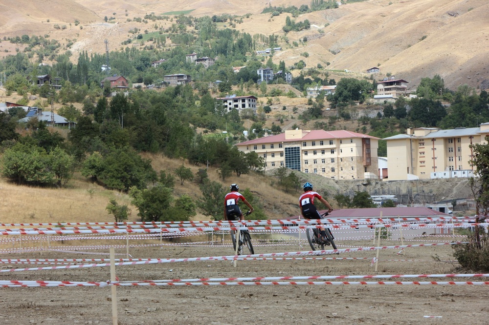 برگزاری مسابقه بین المللی دوچرخه سواری کوهستان در حکاری/ جولمرگ