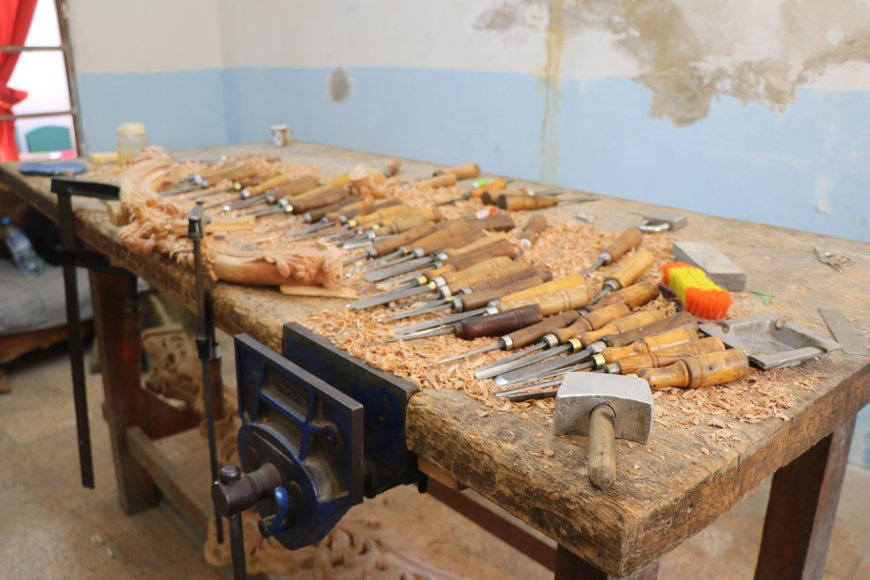 با دستان خود چوب را به اثر هنری تبدیل میکند