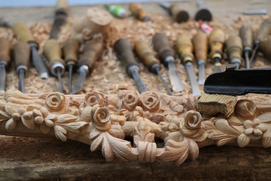 با دستان خود چوب را به اثر هنری تبدیل میکند