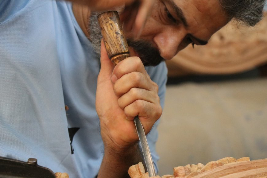 با دستان خود چوب‌ را به اثر هنری تبدیل می‌کند