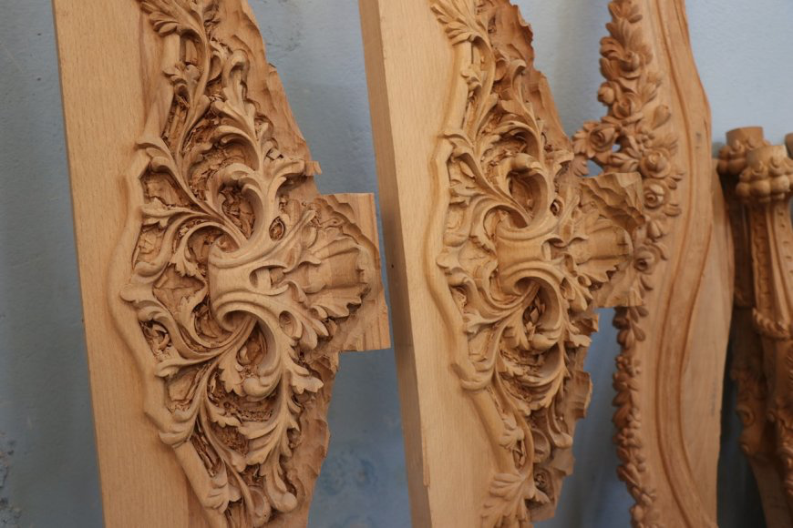 با دستان خود چوب را به اثر هنری تبدیل میکند