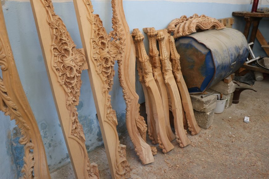 با دستان خود چوب را به اثر هنری تبدیل میکند