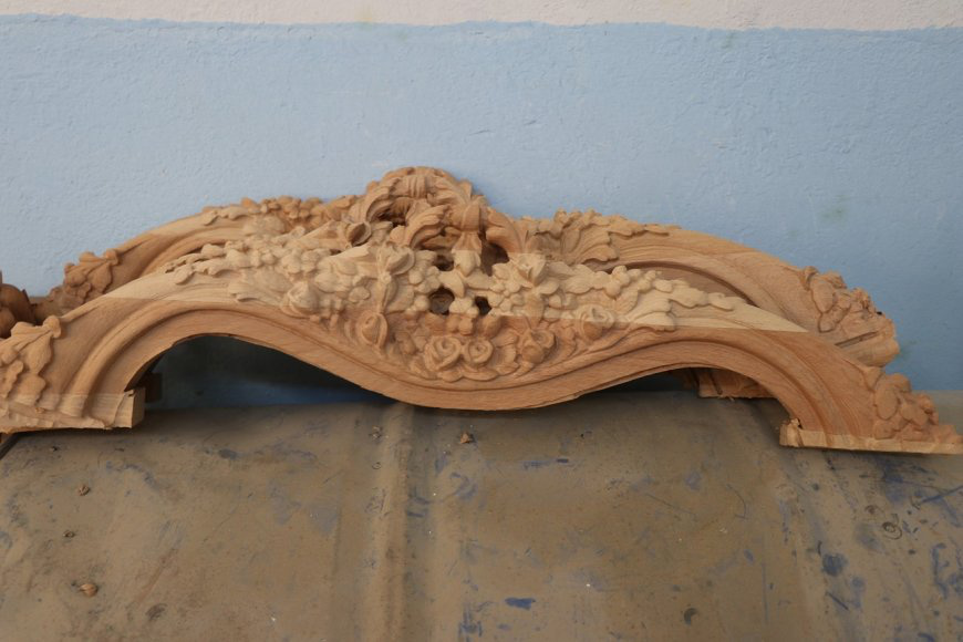 با دستان خود چوب را به اثر هنری تبدیل میکند