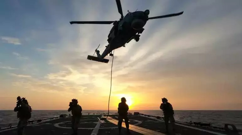 تمرینات فرود و برخاست بالگرد نظامی روی ناوچه TCG گوکسوی ترکیه در آبهای لیبی