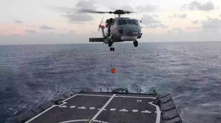 تمرینات فرود و برخاست بالگرد نظامی روی ناوچه TCG گوکسوی ترکیه در آبهای لیبی