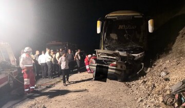 برخورد یک خودروی سواری با اتوبوس در محور پیرانشهر