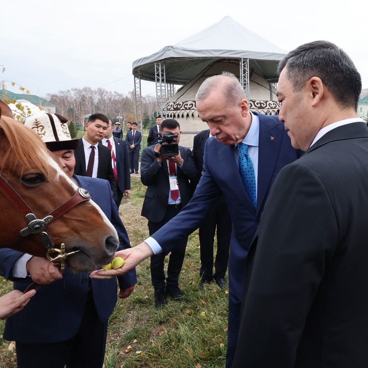 اردوغان: اتحاد جهان تُرک سبب قدرت ماست/ نشان ماناس بر سینه اردوغان + فیلم