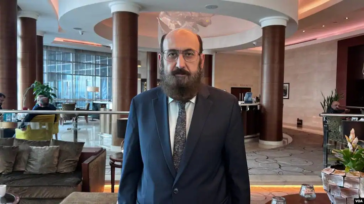 امیر ایزدی‌ها برای میانجی‌گری بین جریانهای سیاسی اقلیم کردستان در سلیمانیه است