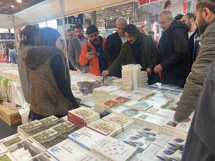 توقیف کتابهای نلسون ماندلا و محمد خیری دورموش در نمایشگاه کتاب آمد