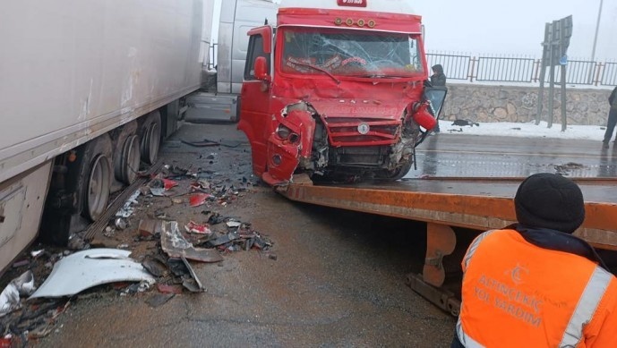 تصادف زنجیرهای ۲۳ خودرو در بیتلیس کردستان ترکیه؛ ۳۱ تن زخمی شدند + تصاویر