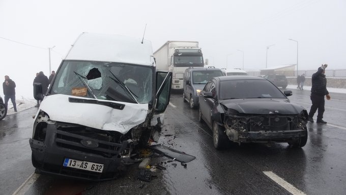 تصادف زنجیرهای ۲۳ خودرو در بیتلیس کردستان ترکیه؛ ۳۱ تن زخمی شدند + تصاویر