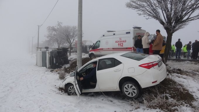 تصادف زنجیرهای ۲۳ خودرو در بیتلیس کردستان ترکیه؛ ۳۱ تن زخمی شدند + تصاویر