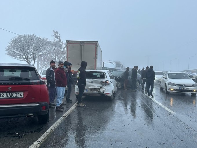 تصادف زنجیرهای ۲۳ خودرو در بیتلیس کردستان ترکیه؛ ۳۱ تن زخمی شدند + تصاویر
