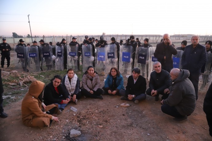 ادامه اعتراضات در مرز کردستان سوریه و ترکیه؛ امروز، روز بودن یا نبودن است