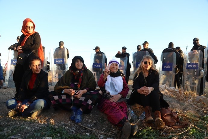 ادامه اعتراضات در مرز کردستان سوریه و ترکیه؛ امروز، روز بودن یا نبودن است