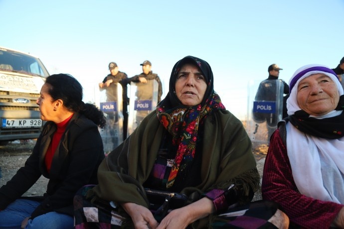 ادامه اعتراضات در مرز کردستان سوریه و ترکیه؛ امروز، روز بودن یا نبودن است