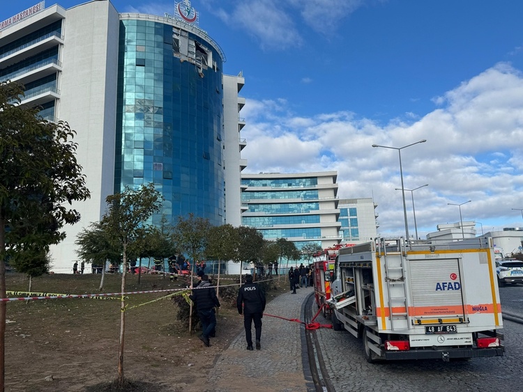 برخورد یک بالگرد با بیمارستانی بلندمرتبه در موغلا، 4 کشته بر جای گذاشت
