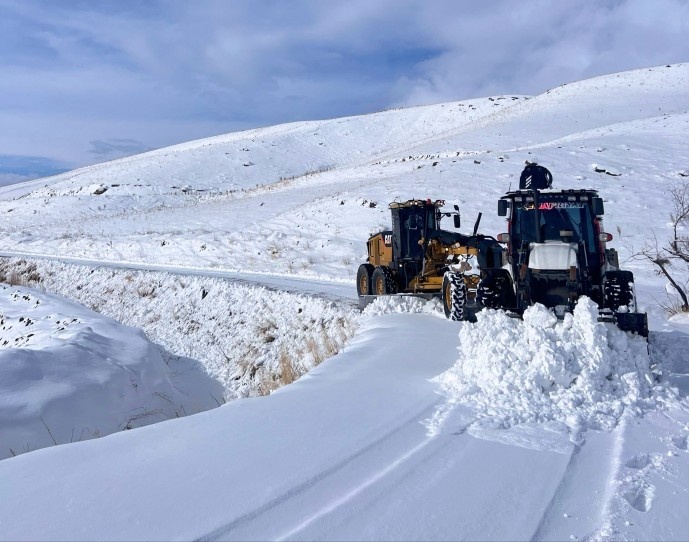 مسدود شدن راه ۴۹۳ روستا در وان + فیلم