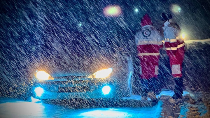 امداد رسانی هلال احمر  به ٤٠ نفر در محور برفی تکاب