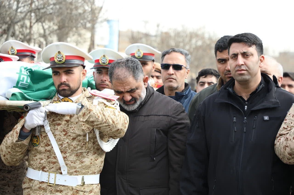 پیکر «مظفر ایرانی» پدر فرمانده نیروی دریایی ارتش در بهشت محمدی سنندج به خاک سپرده شد