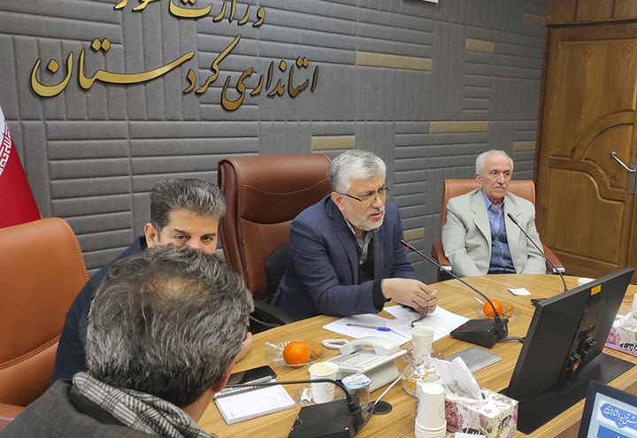 پیمانکاران ملزومات خود را از تولیدکنندگان کردستانی تهیه کنند