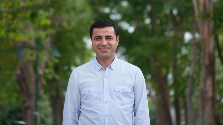 با ئەمجارە چەکەکان بێدەنگ بکەین و سیاسەت بەقسە بهێنین