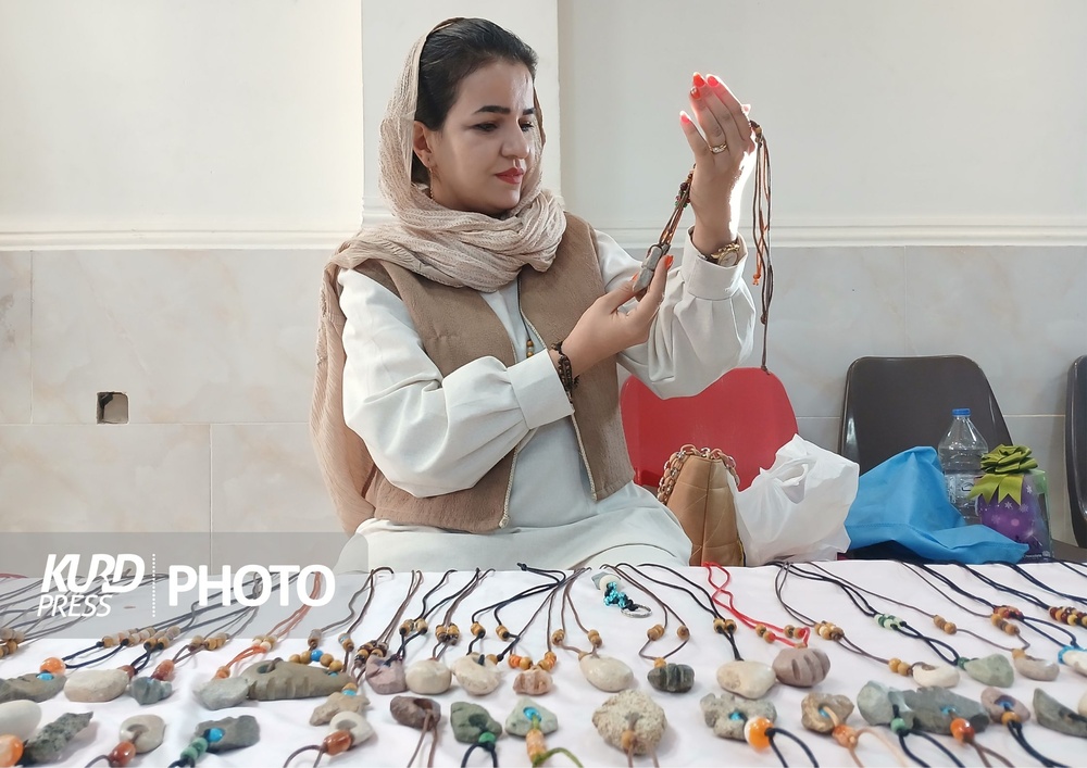 نمایشگاه گروهی مجسمه های سنگی در قروه دایر شد