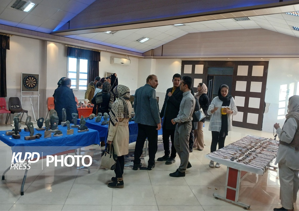 نمایشگاه گروهی مجسمه های سنگی در قروه دایر شد