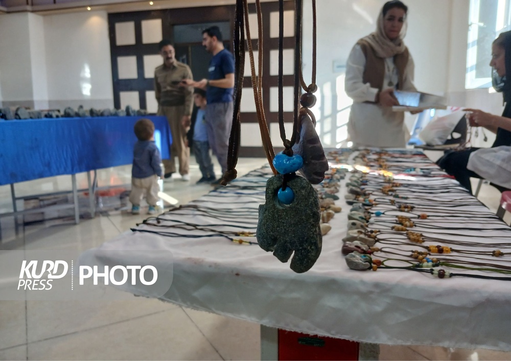 نمایشگاه گروهی مجسمه های سنگی در قروه دایر شد