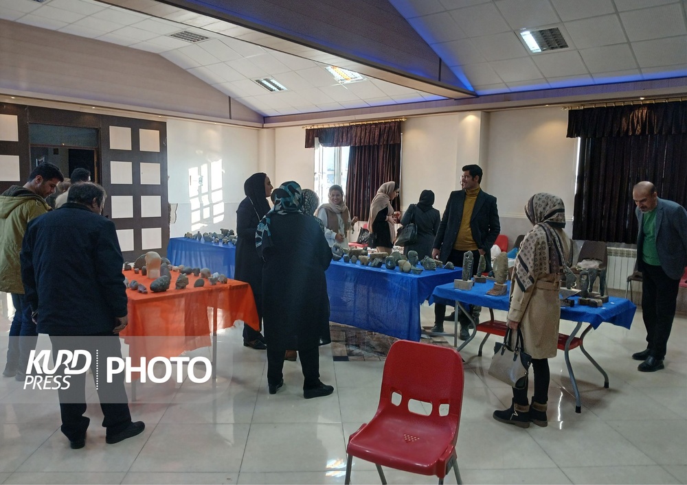نمایشگاه گروهی مجسمه های سنگی در قروه دایر شد