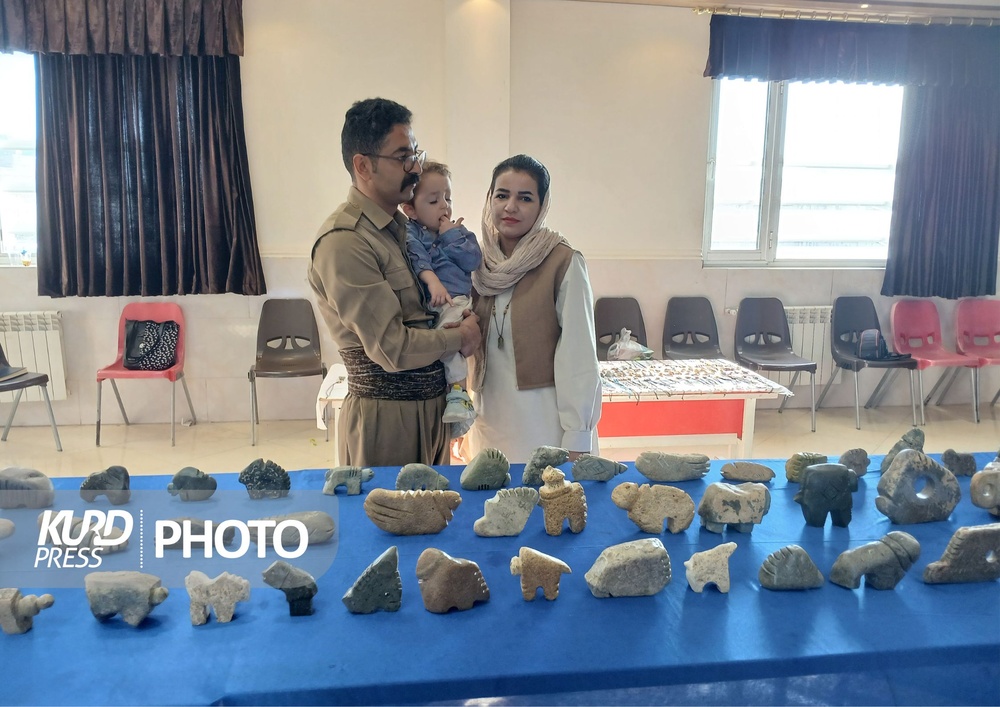 نمایشگاه گروهی مجسمه های سنگی در قروه دایر شد