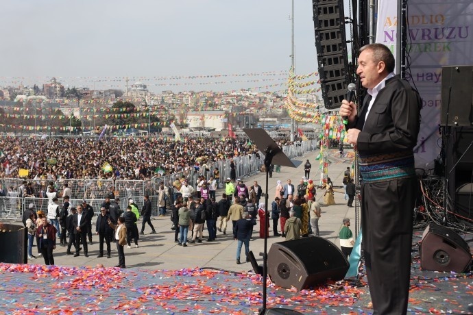 بکرخان: ۱۶ میلیون رأیدهنده را نمیتوان با کودتای قضایی به زنجیر کشید!