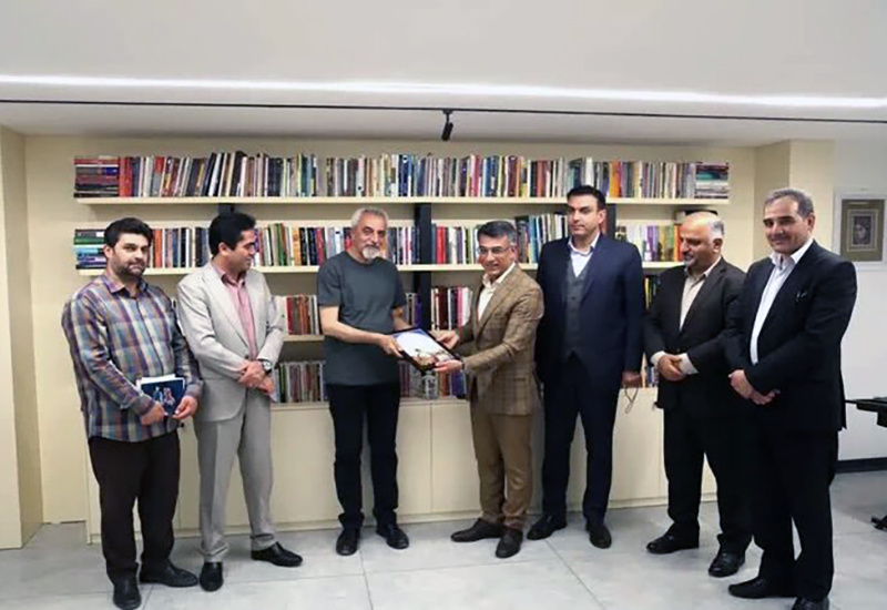 فردین صادق ایوبی «چهره هنر سال» استان کردستان شد