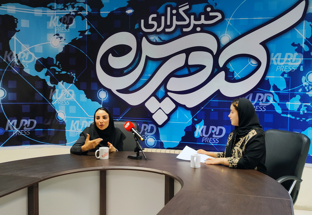 معلمی سخت است، عشق آسانش می کند