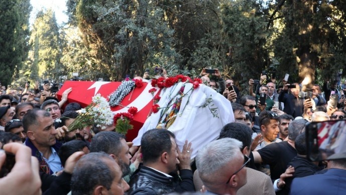 پیکر سری ثریا اُندر با شعار «فرستاده صلح فناناپذیر است» در استانبول به خاک سپرده شد