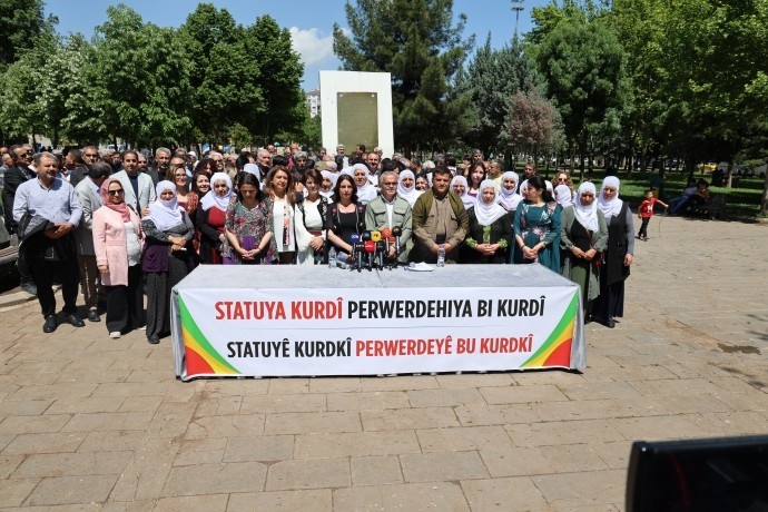 فعالان فرهنگی در آستانهی روز زبان کردی: «کُردی باید زبان رسمی و آموزشی شود»