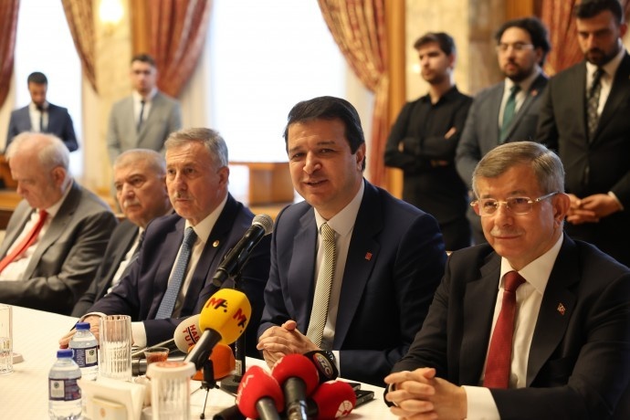 حضور دولت باغچه لی در مراسم یادبود سری ثریا اُندر در مجلس ترکیه